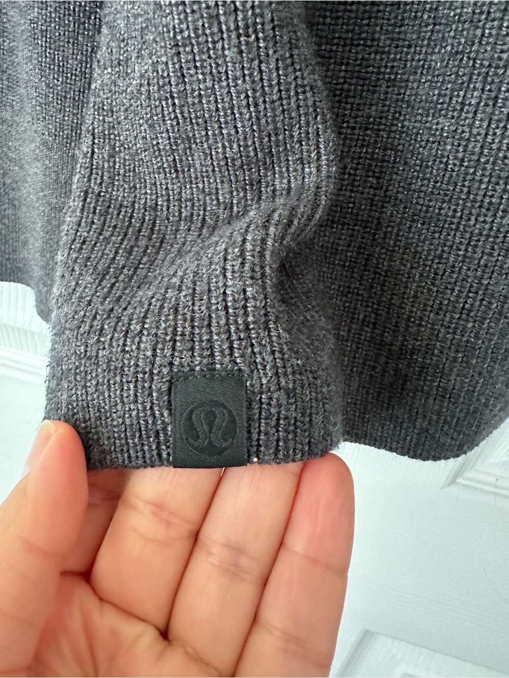 Lululemon Merino Wool-Blend Ribbed Crewneck Sweater Slits Women's Size 8 EUC - Picture 4 of 4